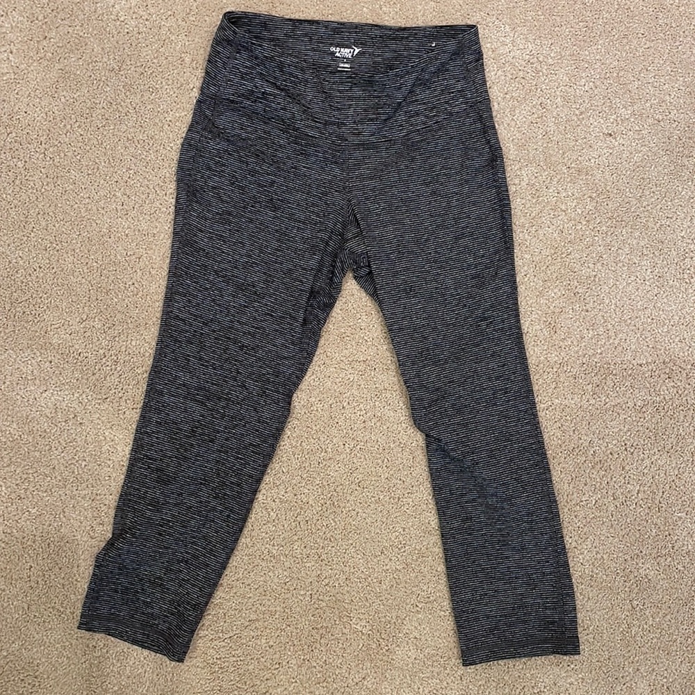Black & white Old Navy capri athletic leggings, size S